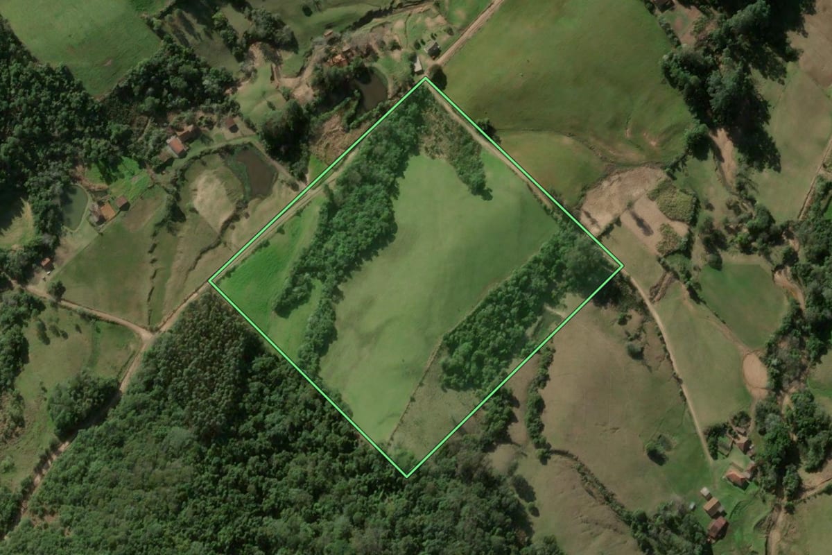 Imagem de satélite do imóvel rural em Faxinal do Soturno (RS), com o contorno declarado no CAR desenhado por cima.