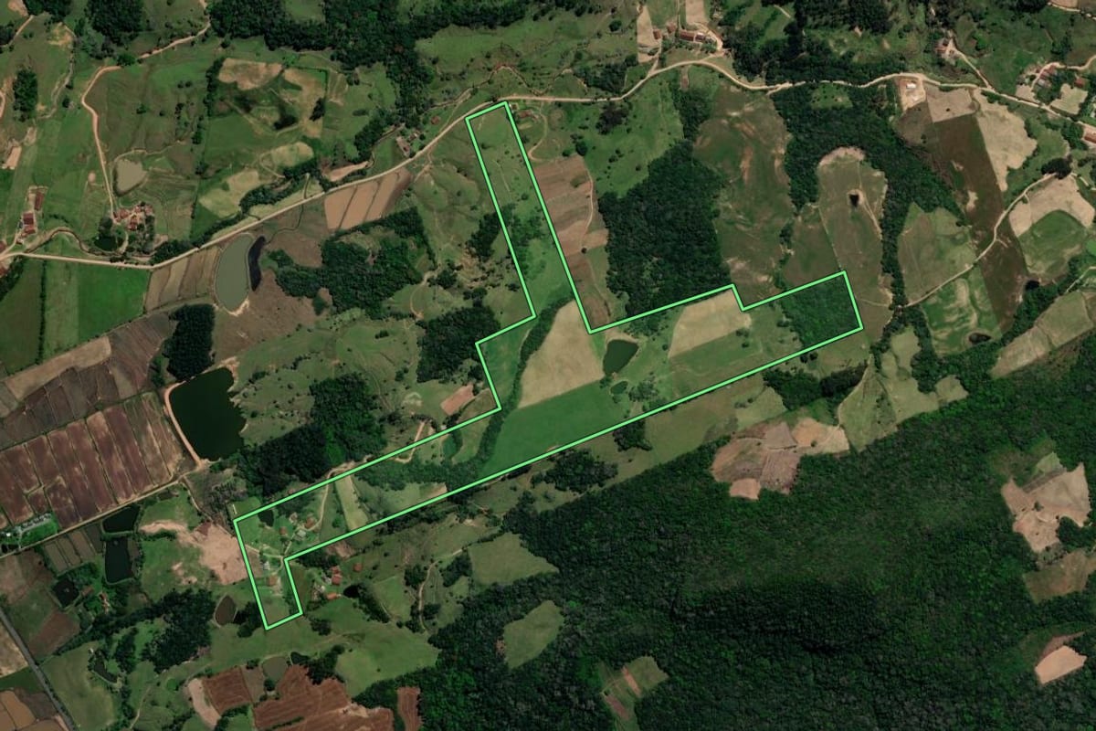 Imagem de satélite do imóvel rural em Faxinal do Soturno (RS), com o contorno declarado no CAR desenhado por cima.