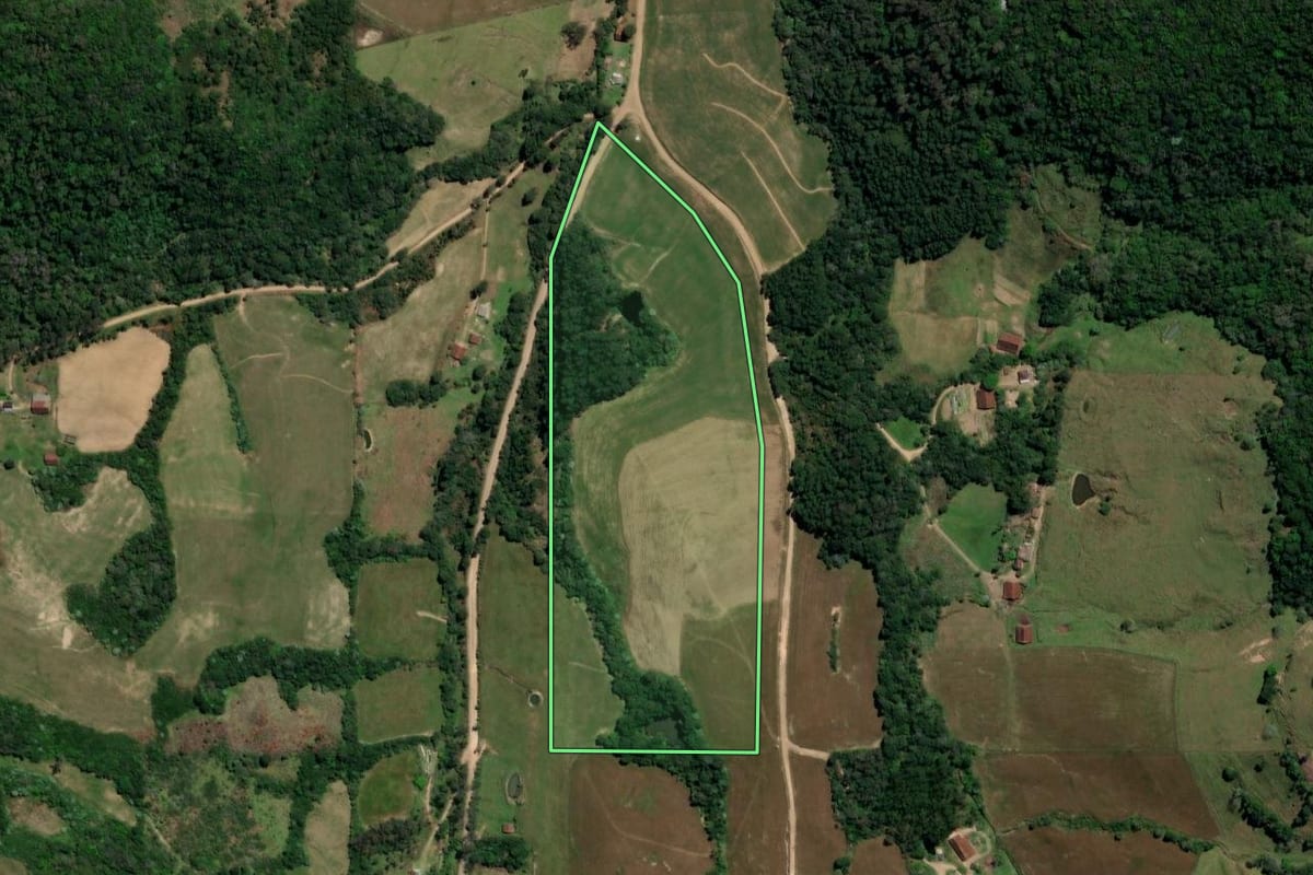 Imagem de satélite do imóvel rural em Faxinal do Soturno (RS), com o contorno declarado no CAR desenhado por cima.