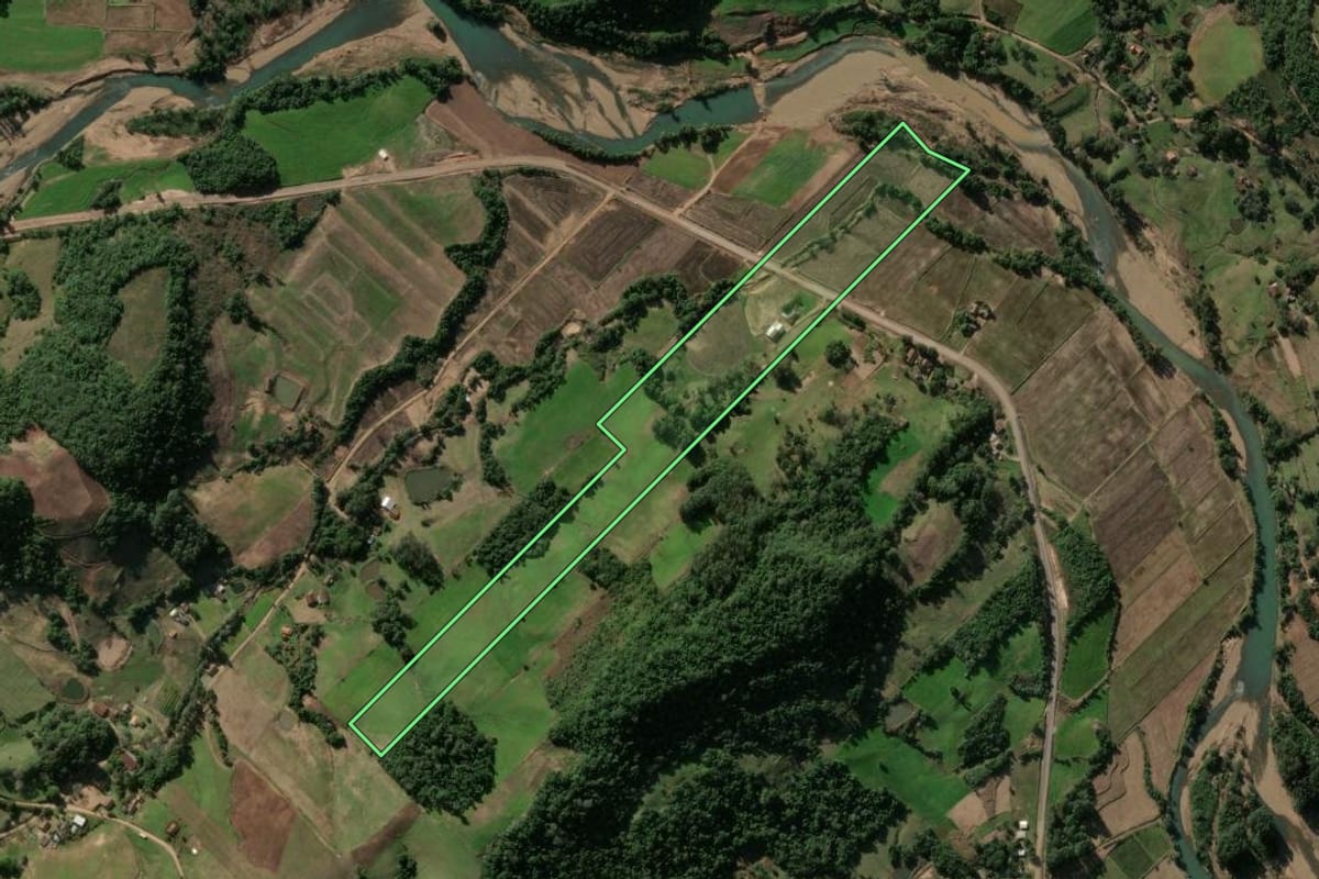 Imagem de satélite do imóvel rural em Faxinal do Soturno (RS), com o contorno declarado no CAR desenhado por cima.