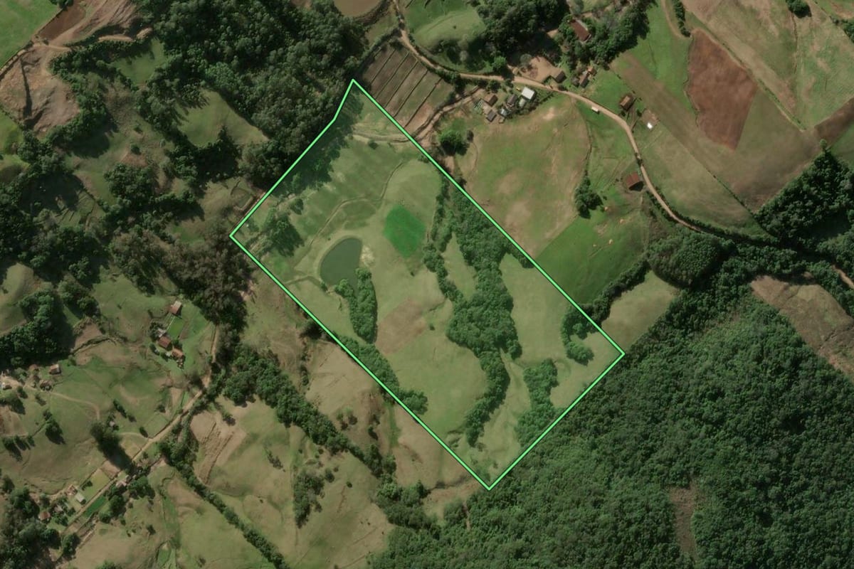 Imagem de satélite do imóvel rural em Faxinal do Soturno (RS), com o contorno declarado no CAR desenhado por cima.
