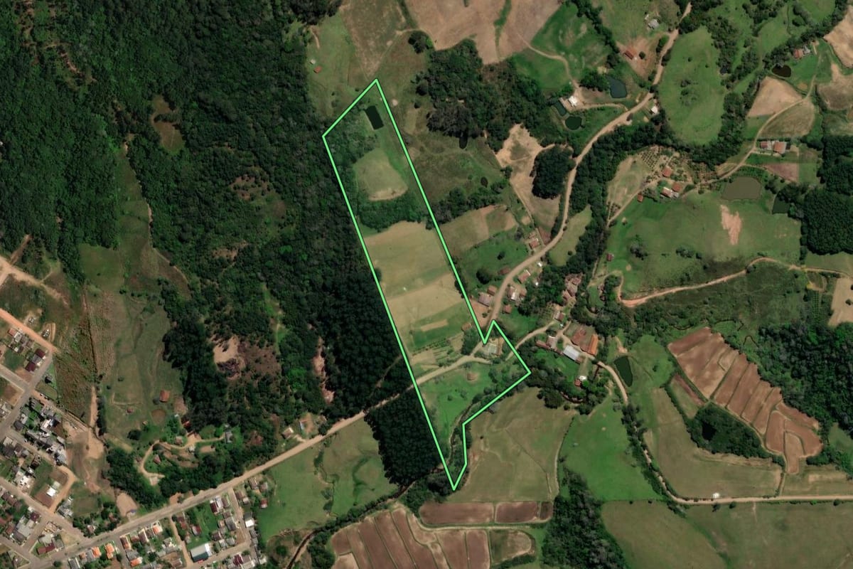 Imagem de satélite do imóvel rural em Faxinal do Soturno (RS), com o contorno declarado no CAR desenhado por cima.
