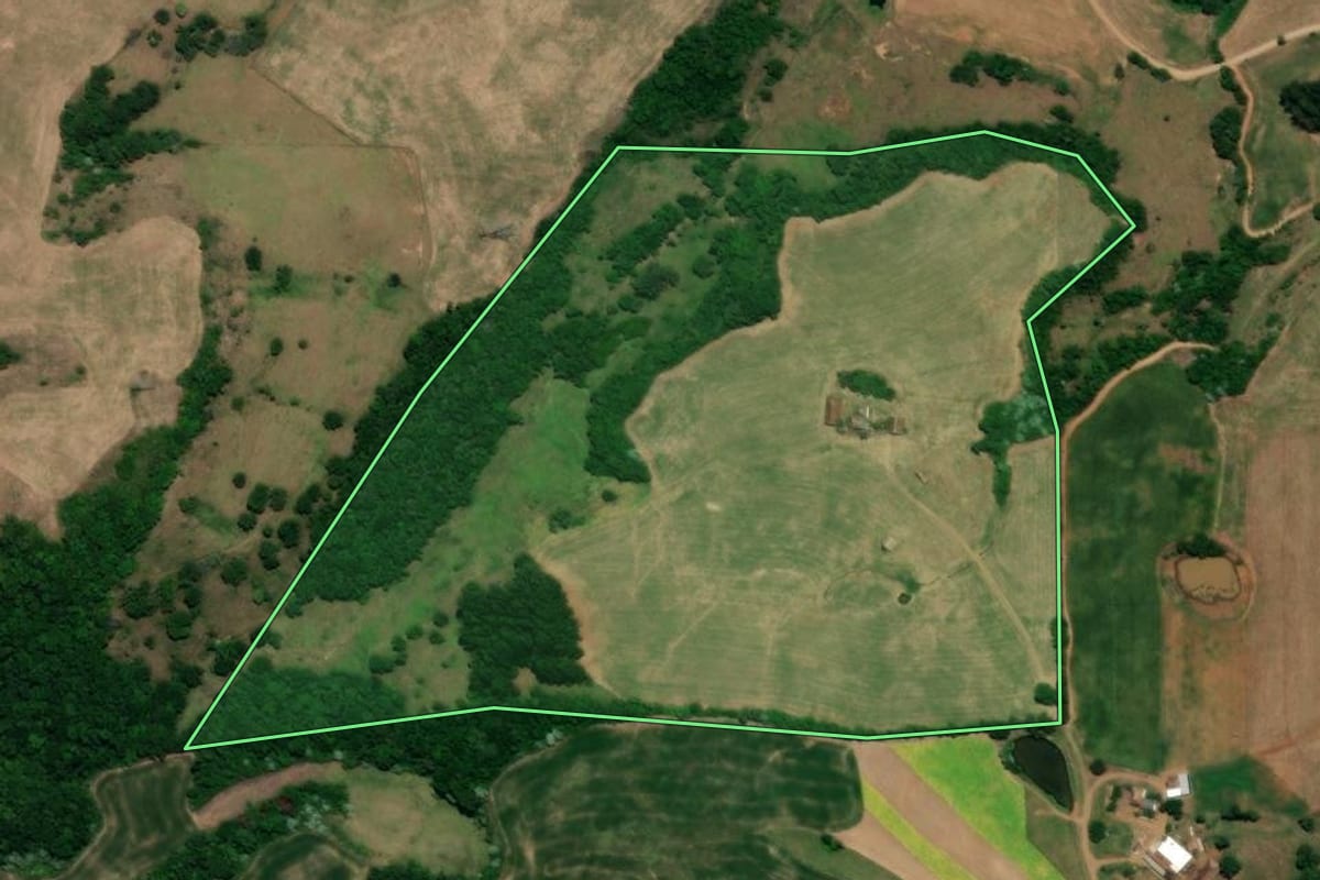 Imagem de satélite do imóvel rural em Faxinal do Soturno (RS), com o contorno declarado no CAR desenhado por cima.