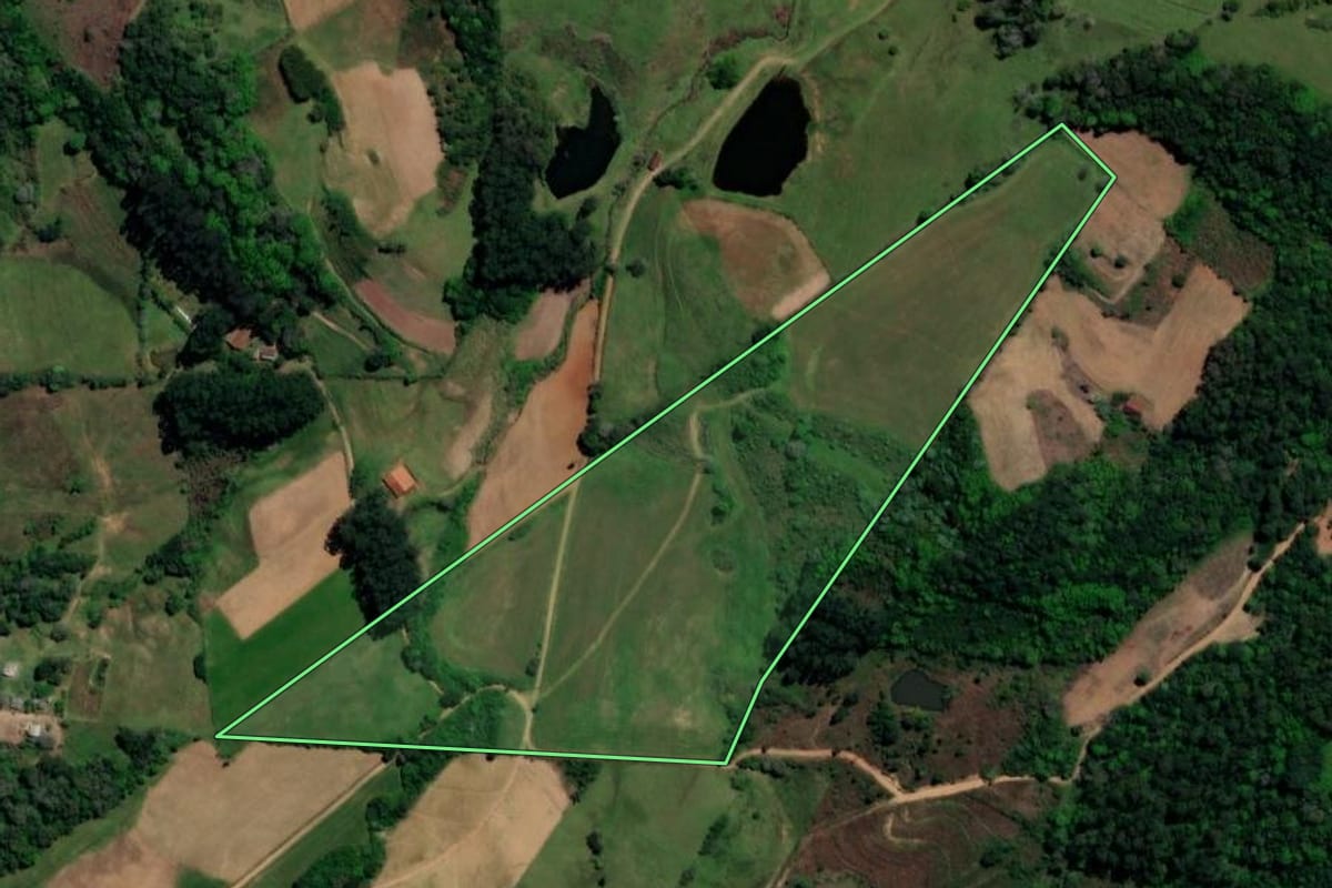 Imagem de satélite do imóvel rural em Faxinal do Soturno (RS), com o contorno declarado no CAR desenhado por cima.
