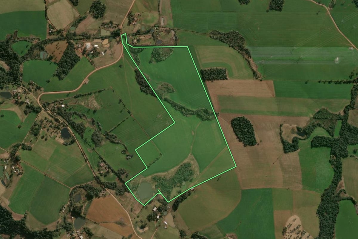 Imagem de satélite do imóvel rural em Faxinalzinho (RS), com o contorno declarado no CAR desenhado por cima.