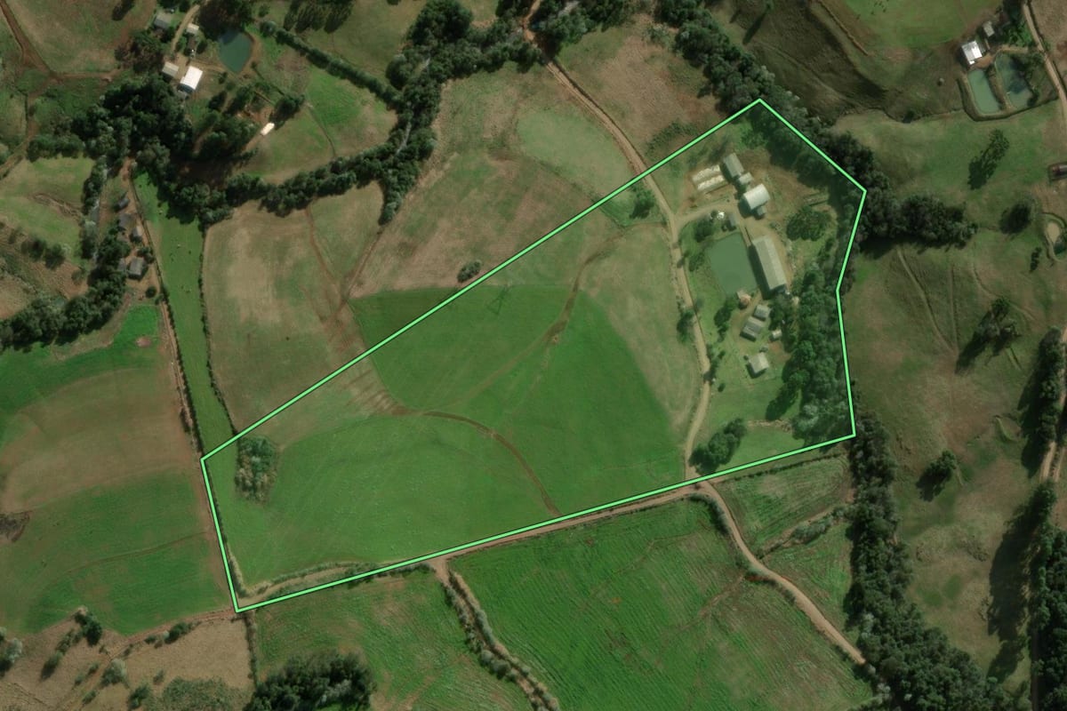 Imagem de satélite do imóvel rural em Faxinalzinho (RS), com o contorno declarado no CAR desenhado por cima.