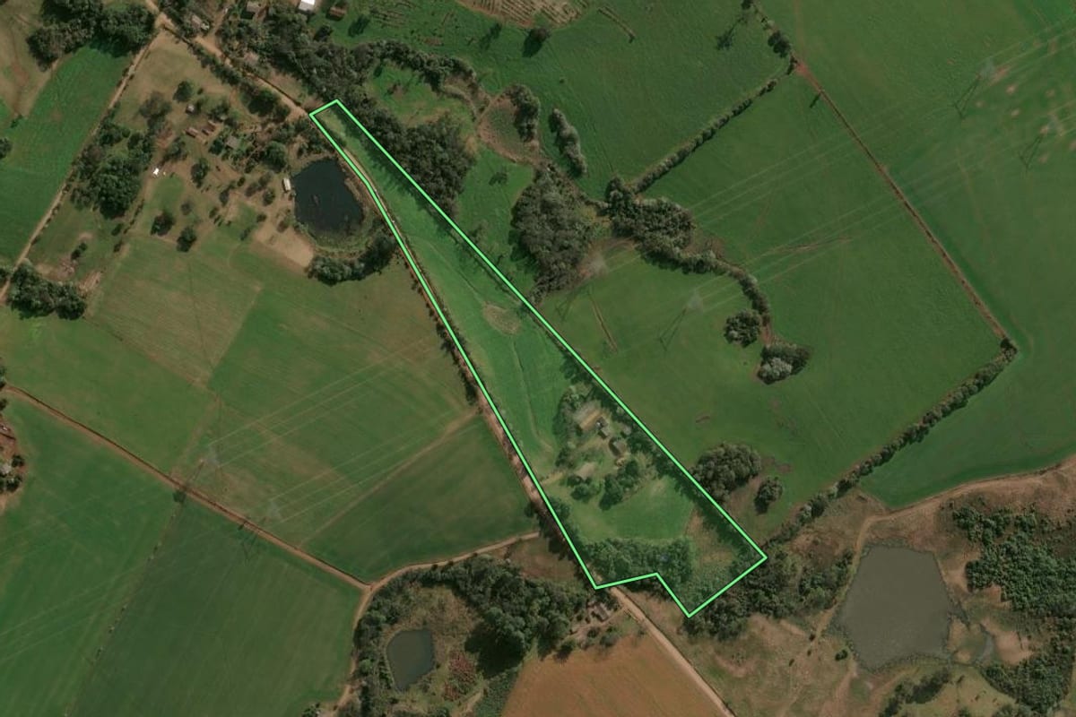 Imagem de satélite do imóvel rural em Faxinalzinho (RS), com o contorno declarado no CAR desenhado por cima.