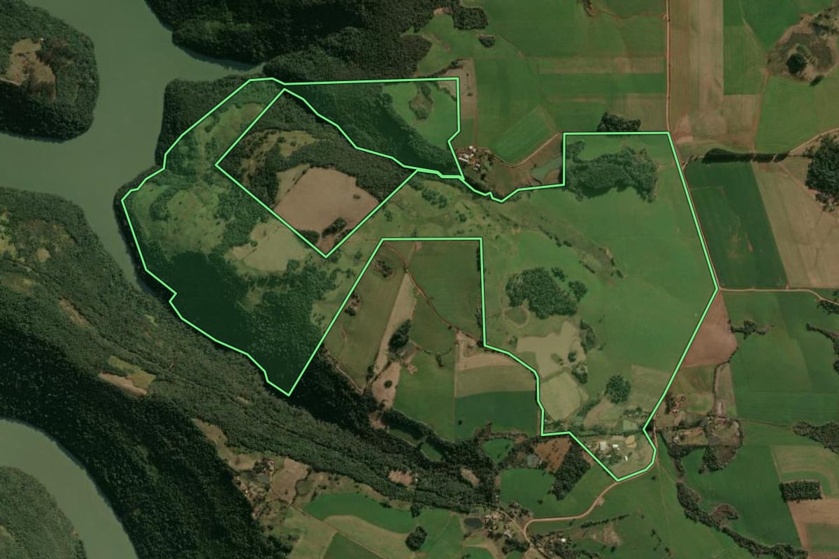 Imagem de satélite do imóvel rural em Faxinalzinho (RS), com o contorno declarado no CAR desenhado por cima.