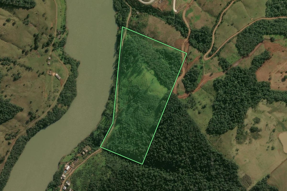 Imagem de satélite do imóvel rural em Faxinalzinho (RS), com o contorno declarado no CAR desenhado por cima.