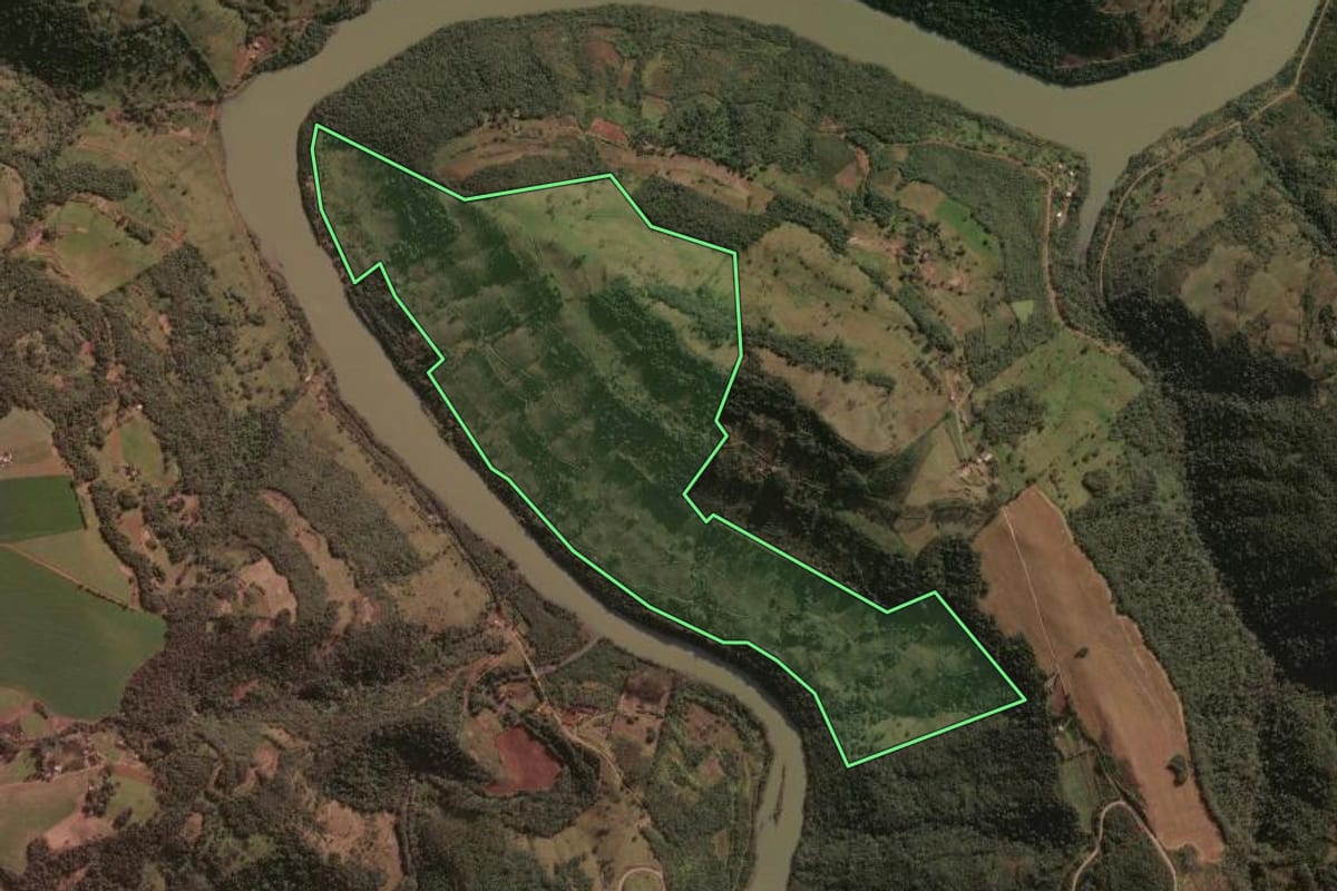 Imagem de satélite do imóvel rural em Faxinalzinho (RS), com o contorno declarado no CAR desenhado por cima.