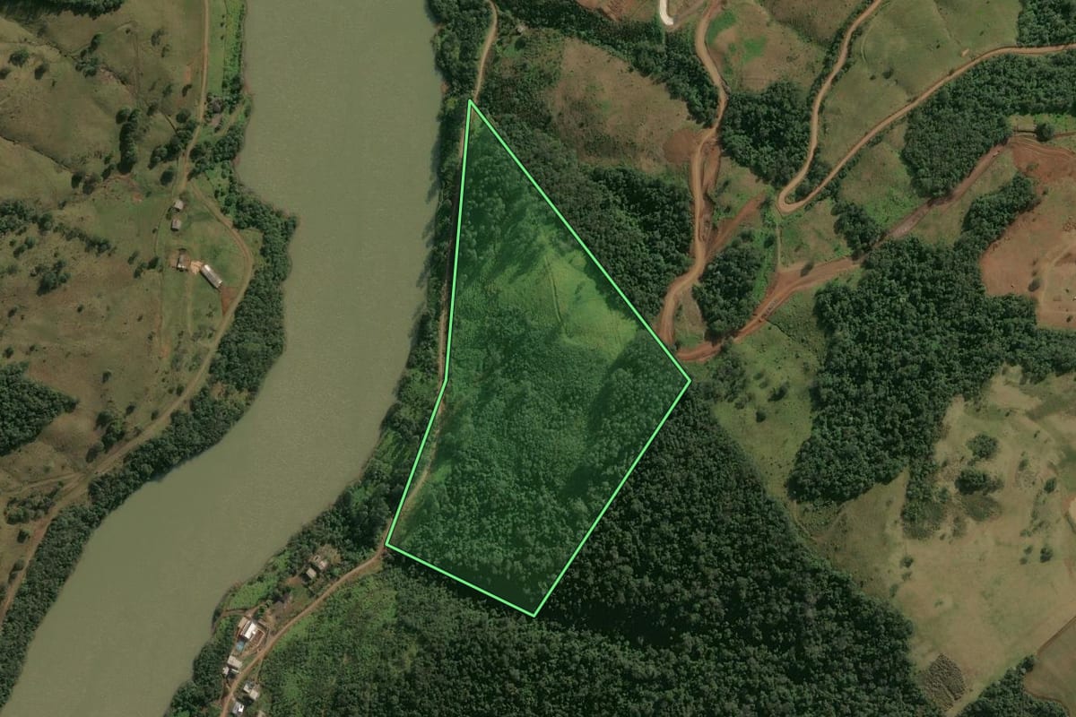 Imagem de satélite do imóvel rural em Faxinalzinho (RS), com o contorno declarado no CAR desenhado por cima.