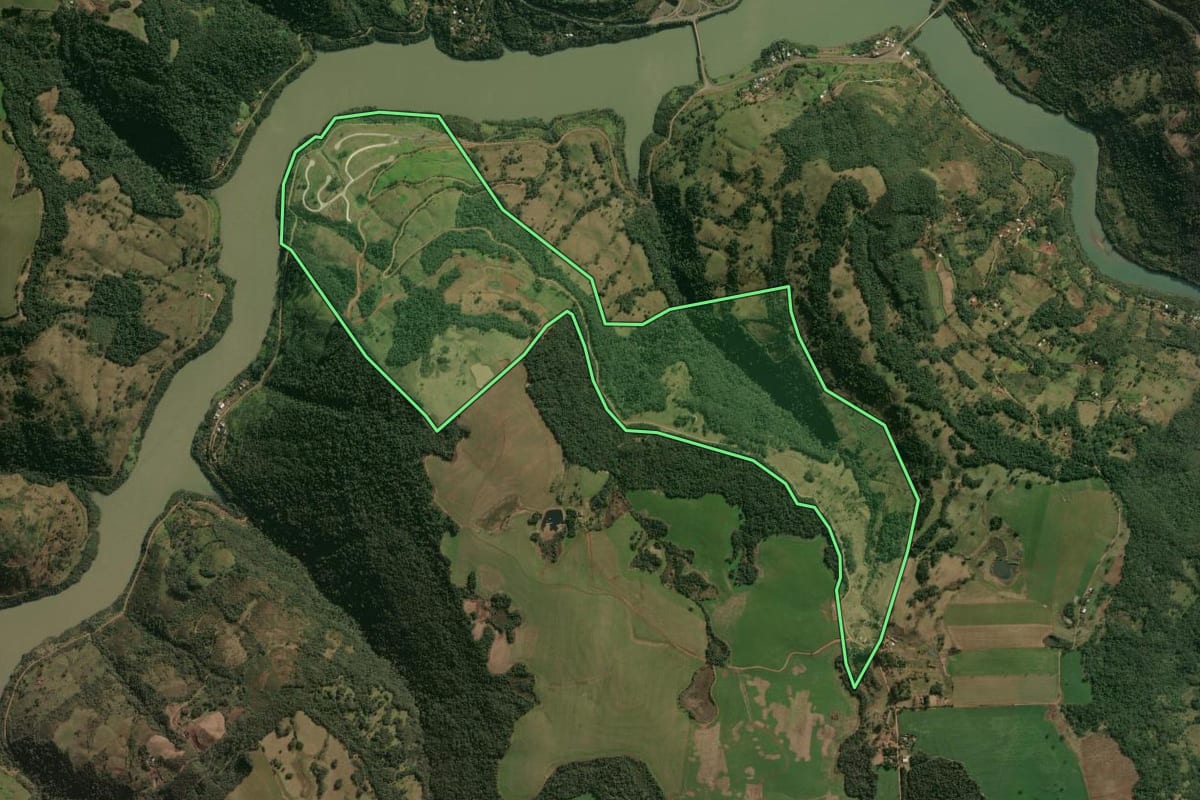 Imagem de satélite do imóvel rural em Faxinalzinho (RS), com o contorno declarado no CAR desenhado por cima.