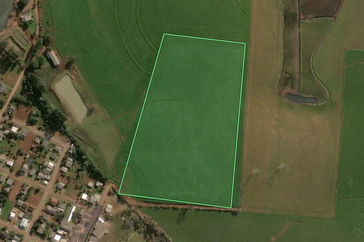 Imagem de satélite do imóvel rural em Faxinalzinho (RS), com o contorno declarado no CAR desenhado por cima.