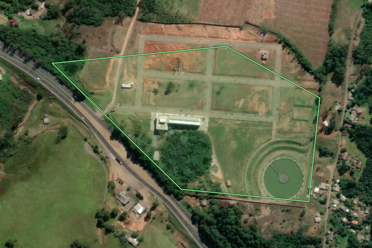 Imagem de satélite do imóvel rural em Fazenda Vilanova (RS), com o contorno declarado no CAR desenhado por cima.