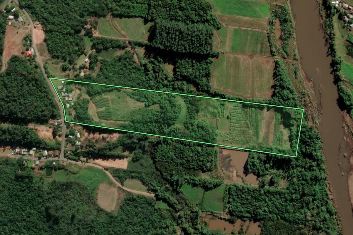 Imagem de satélite do imóvel rural em Feliz (RS), com o contorno declarado no CAR desenhado por cima.