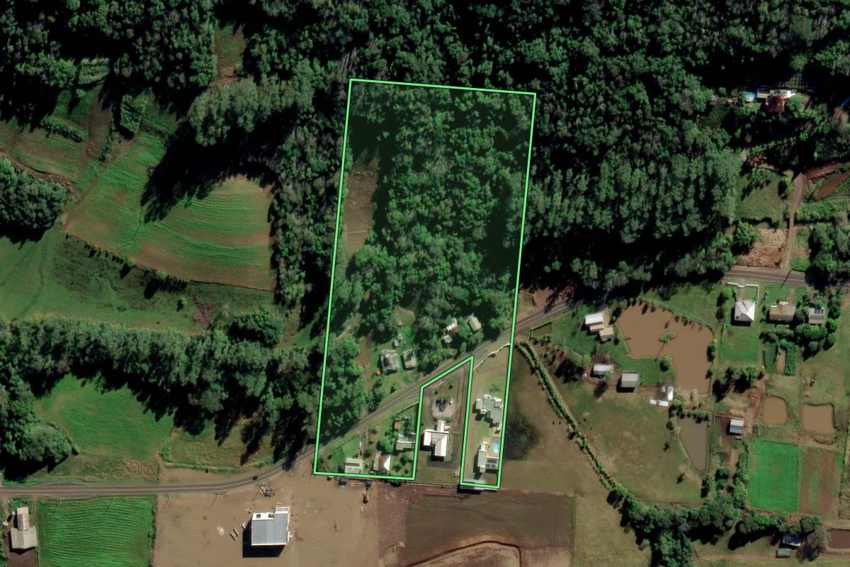 Imagem de satélite do imóvel rural em Feliz (RS), com o contorno declarado no CAR desenhado por cima.