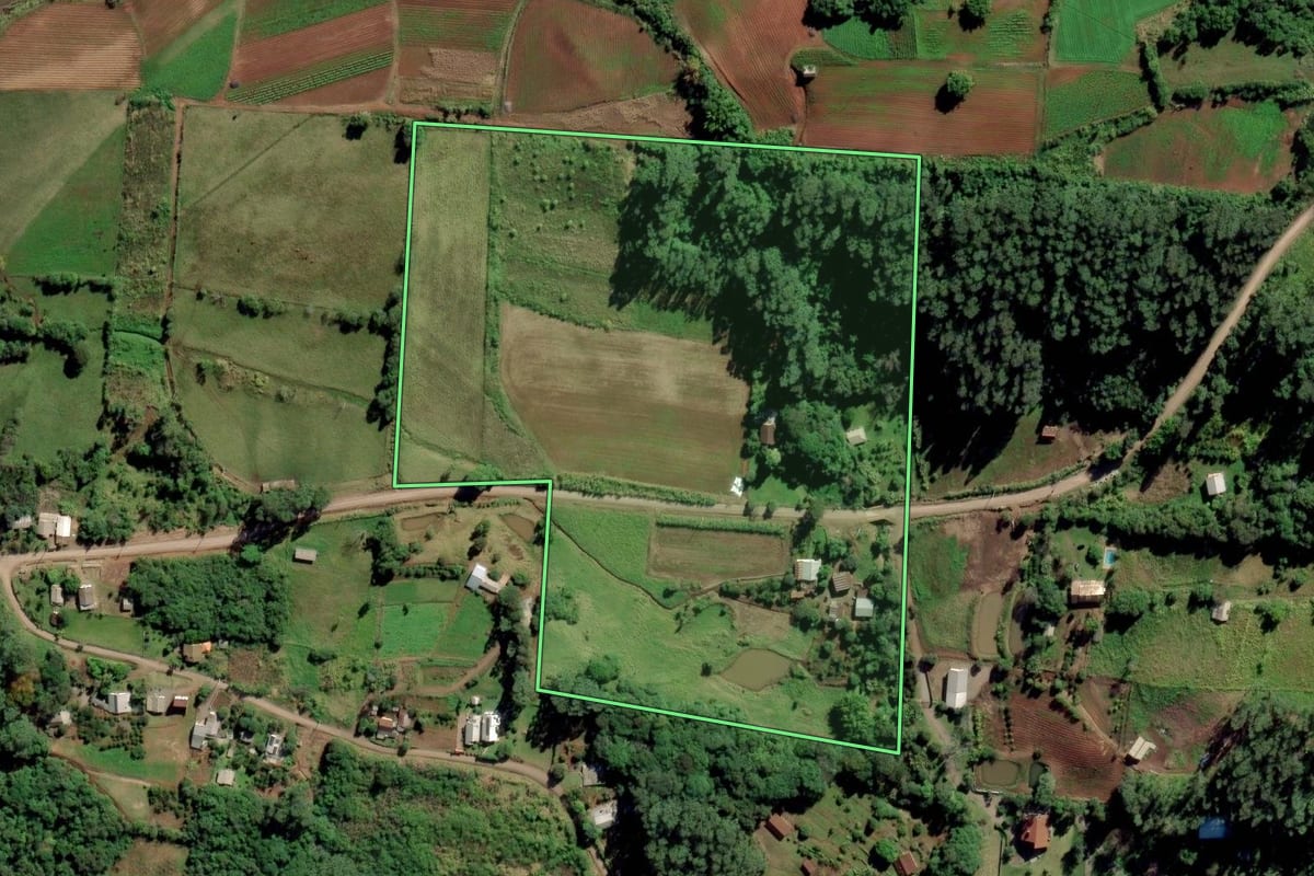 Imagem de satélite do imóvel rural em Feliz (RS), com o contorno declarado no CAR desenhado por cima.