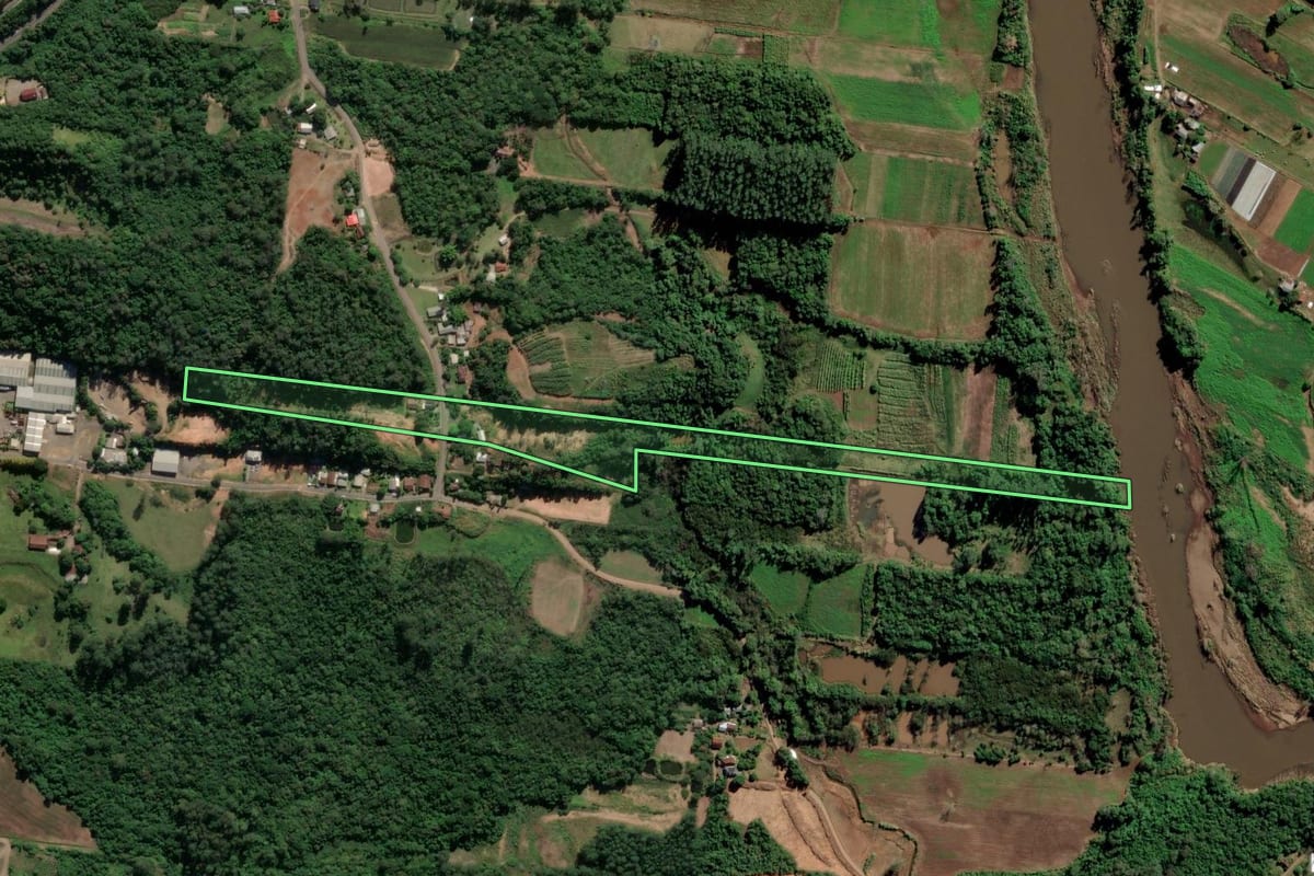 Imagem de satélite do imóvel rural em Feliz (RS), com o contorno declarado no CAR desenhado por cima.
