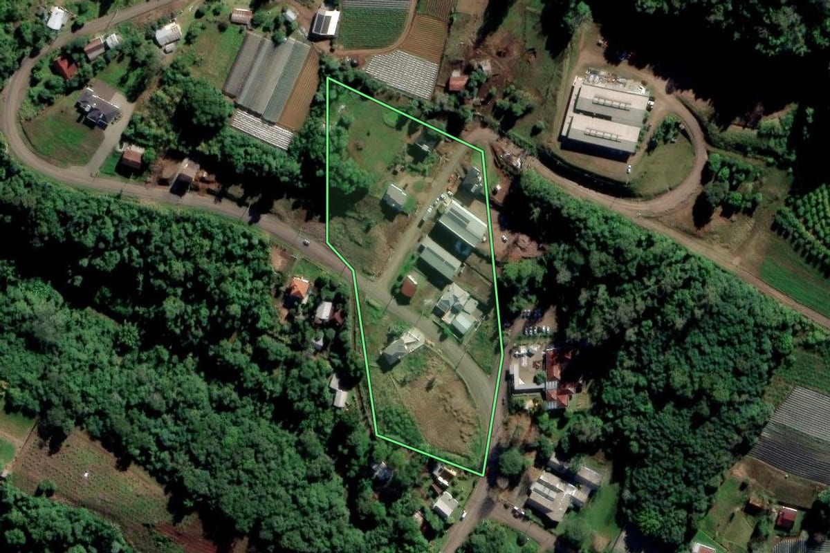 Imagem de satélite do imóvel rural em Feliz (RS), com o contorno declarado no CAR desenhado por cima.