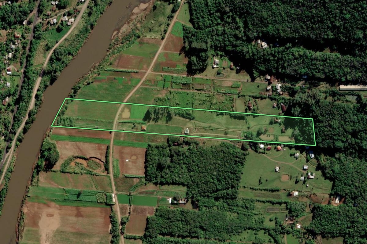 Imagem de satélite do imóvel rural em Feliz (RS), com o contorno declarado no CAR desenhado por cima.