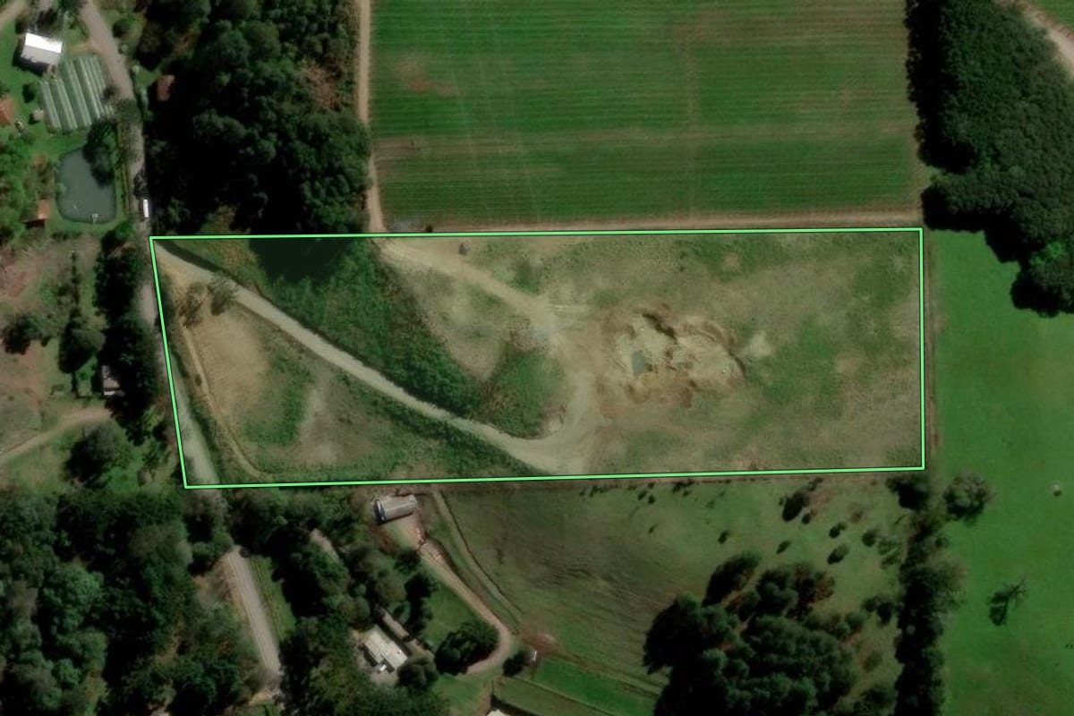 Imagem de satélite do imóvel rural em Flores da Cunha (RS), com o contorno declarado no CAR desenhado por cima.