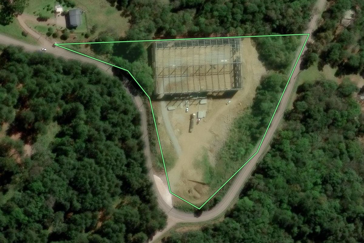 Imagem de satélite do imóvel rural em Flores da Cunha (RS), com o contorno declarado no CAR desenhado por cima.