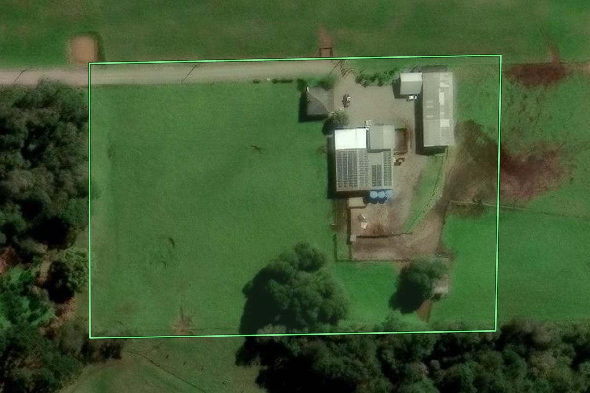 Imagem de satélite do imóvel rural em Flores da Cunha (RS), com o contorno declarado no CAR desenhado por cima.