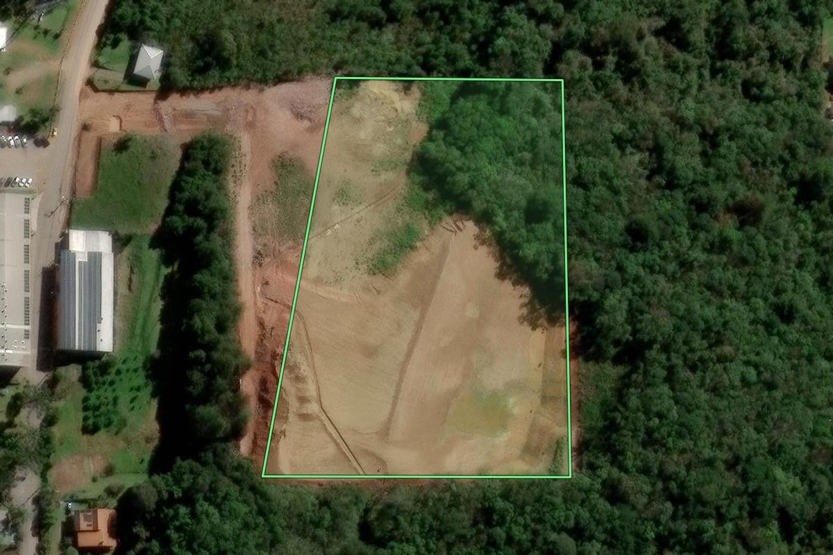 Imagem de satélite do imóvel rural em Flores da Cunha (RS), com o contorno declarado no CAR desenhado por cima.