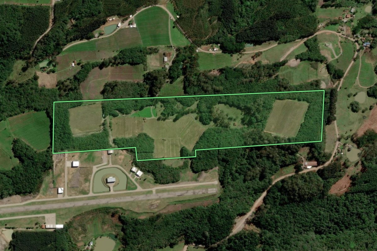 Imagem de satélite do imóvel rural em Flores da Cunha (RS), com o contorno declarado no CAR desenhado por cima.