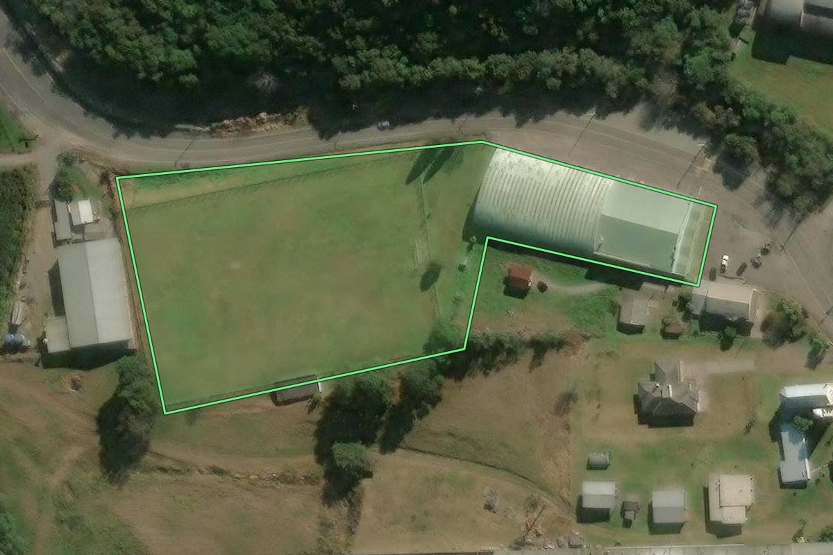 Imagem de satélite do imóvel rural em Flores da Cunha (RS), com o contorno declarado no CAR desenhado por cima.