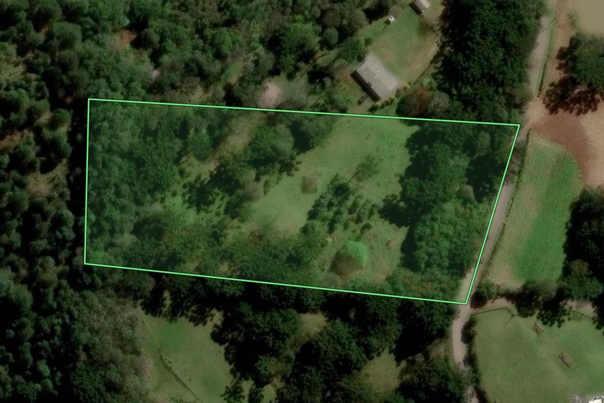 Imagem de satélite do imóvel rural em Flores da Cunha (RS), com o contorno declarado no CAR desenhado por cima.