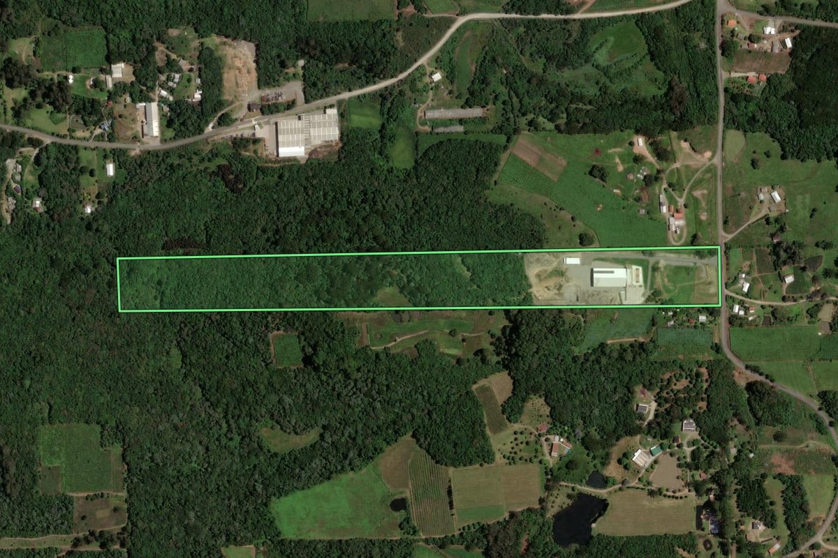 Imagem de satélite do imóvel rural em Flores da Cunha (RS), com o contorno declarado no CAR desenhado por cima.
