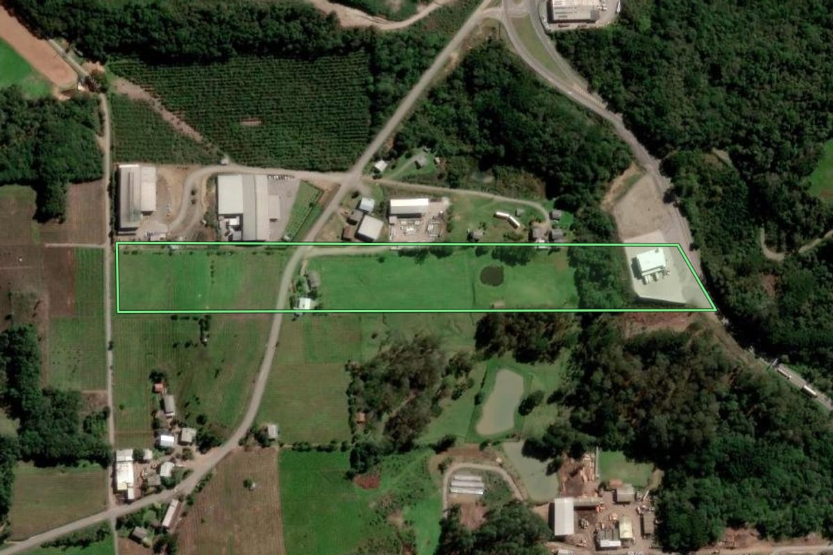 Imagem de satélite do imóvel rural em Flores da Cunha (RS), com o contorno declarado no CAR desenhado por cima.