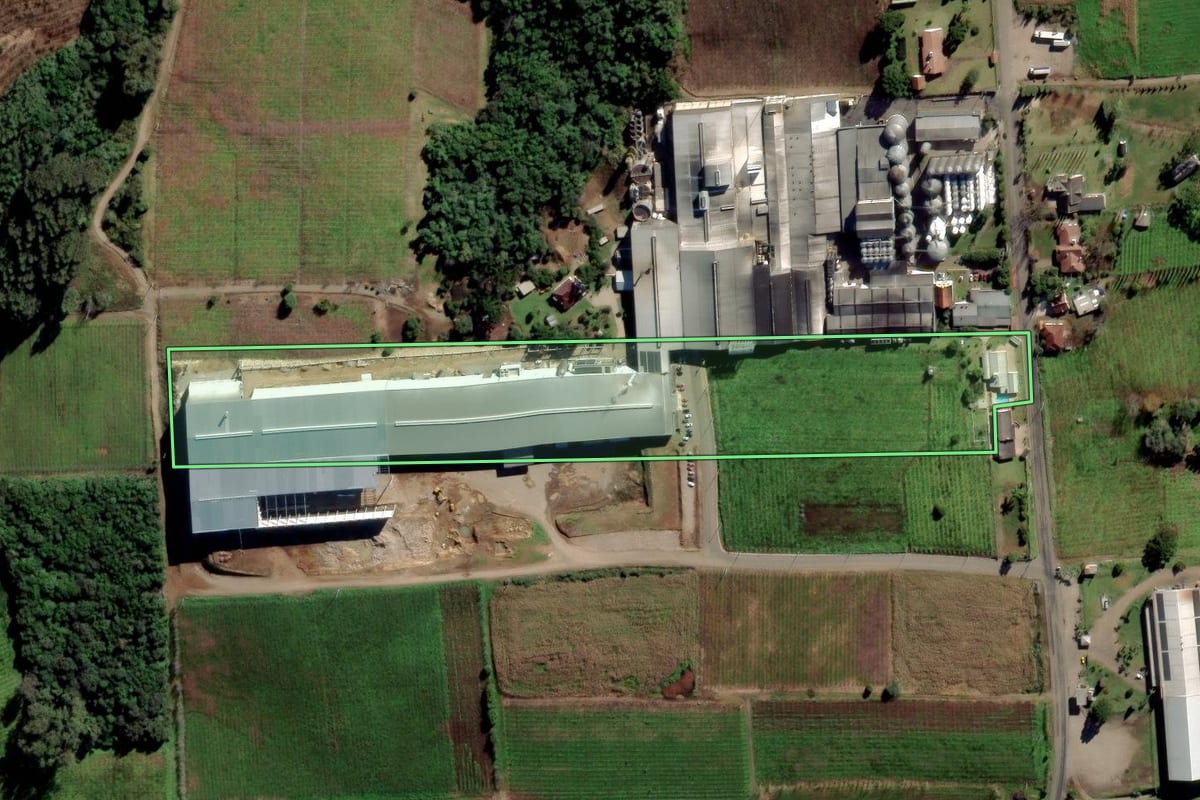 Imagem de satélite do imóvel rural em Flores da Cunha (RS), com o contorno declarado no CAR desenhado por cima.