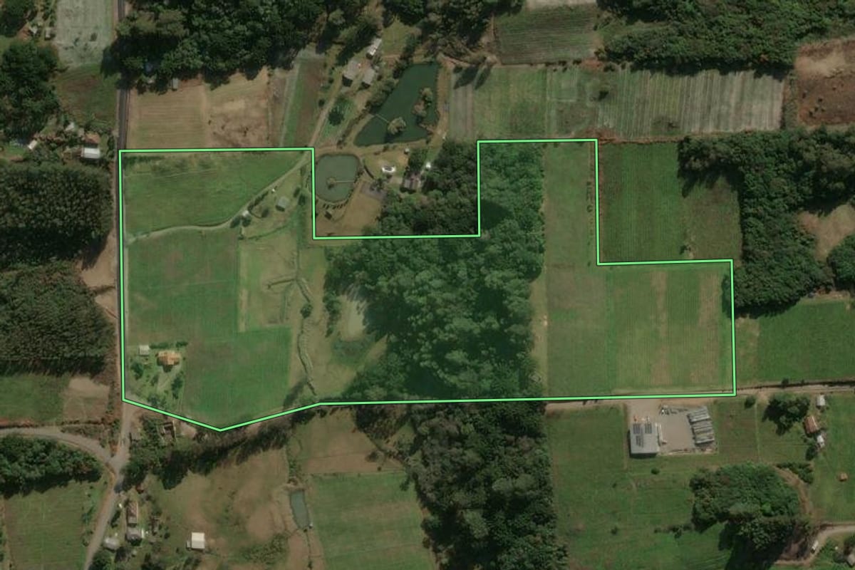 Imagem de satélite do imóvel rural em Flores da Cunha (RS), com o contorno declarado no CAR desenhado por cima.