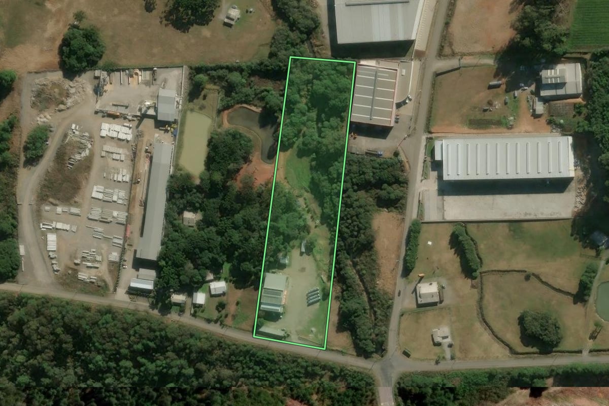 Imagem de satélite do imóvel rural em Flores da Cunha (RS), com o contorno declarado no CAR desenhado por cima.