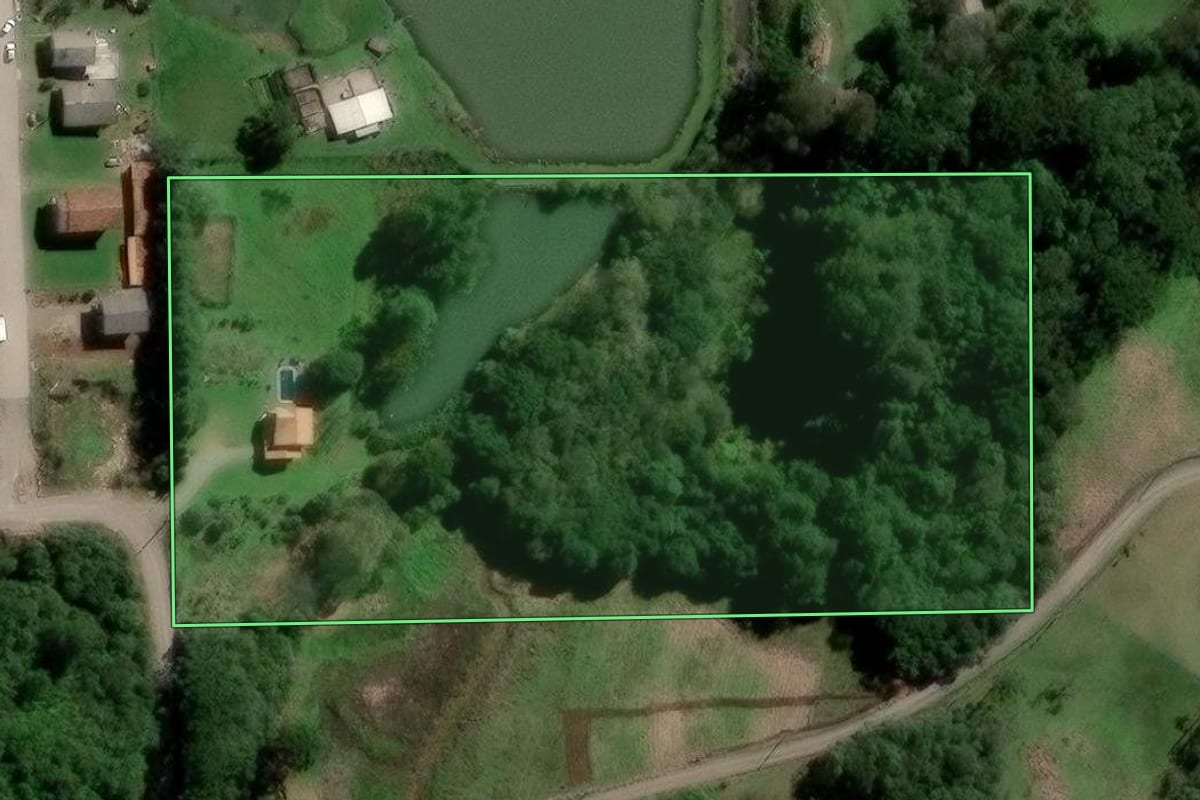 Imagem de satélite do imóvel rural em Flores da Cunha (RS), com o contorno declarado no CAR desenhado por cima.