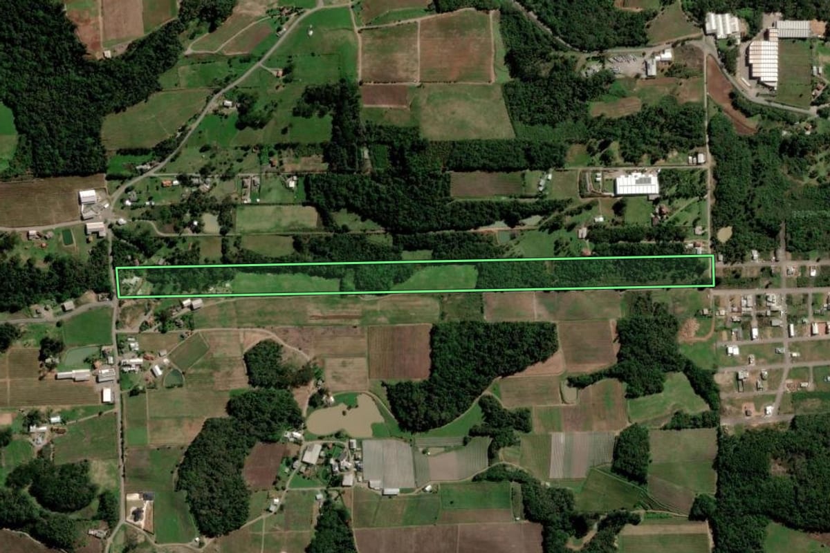 Imagem de satélite do imóvel rural em Flores da Cunha (RS), com o contorno declarado no CAR desenhado por cima.