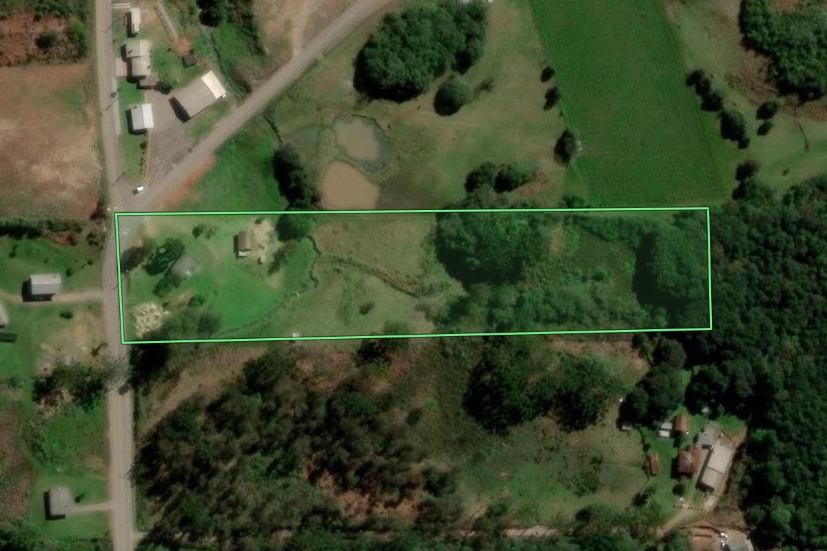 Imagem de satélite do imóvel rural em Flores da Cunha (RS), com o contorno declarado no CAR desenhado por cima.