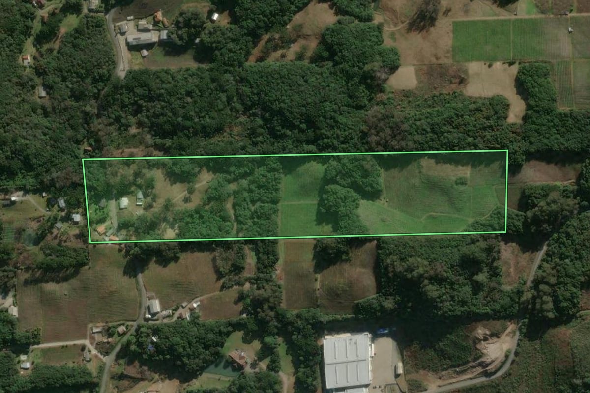 Imagem de satélite do imóvel rural em Flores da Cunha (RS), com o contorno declarado no CAR desenhado por cima.