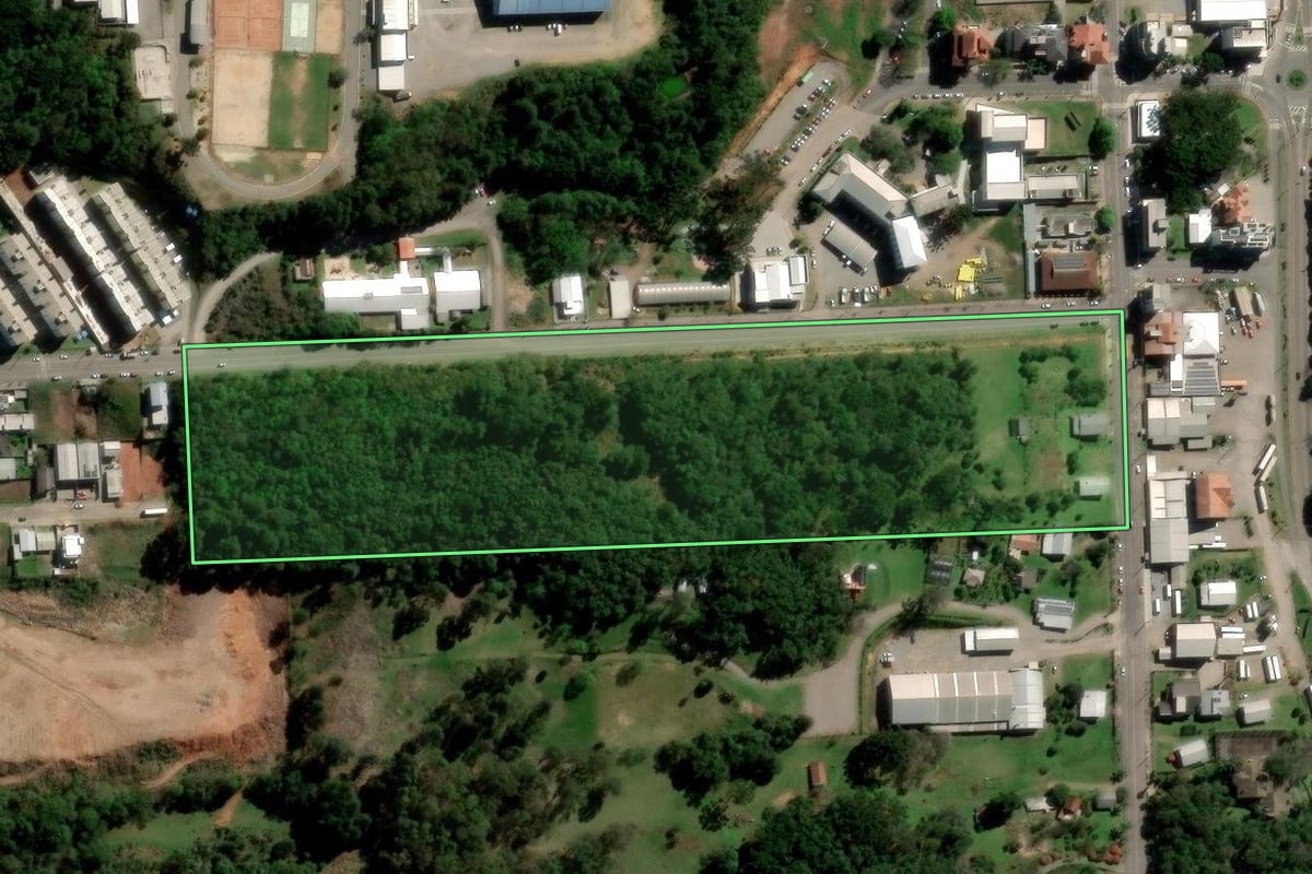 Imagem de satélite do imóvel rural em Flores da Cunha (RS), com o contorno declarado no CAR desenhado por cima.