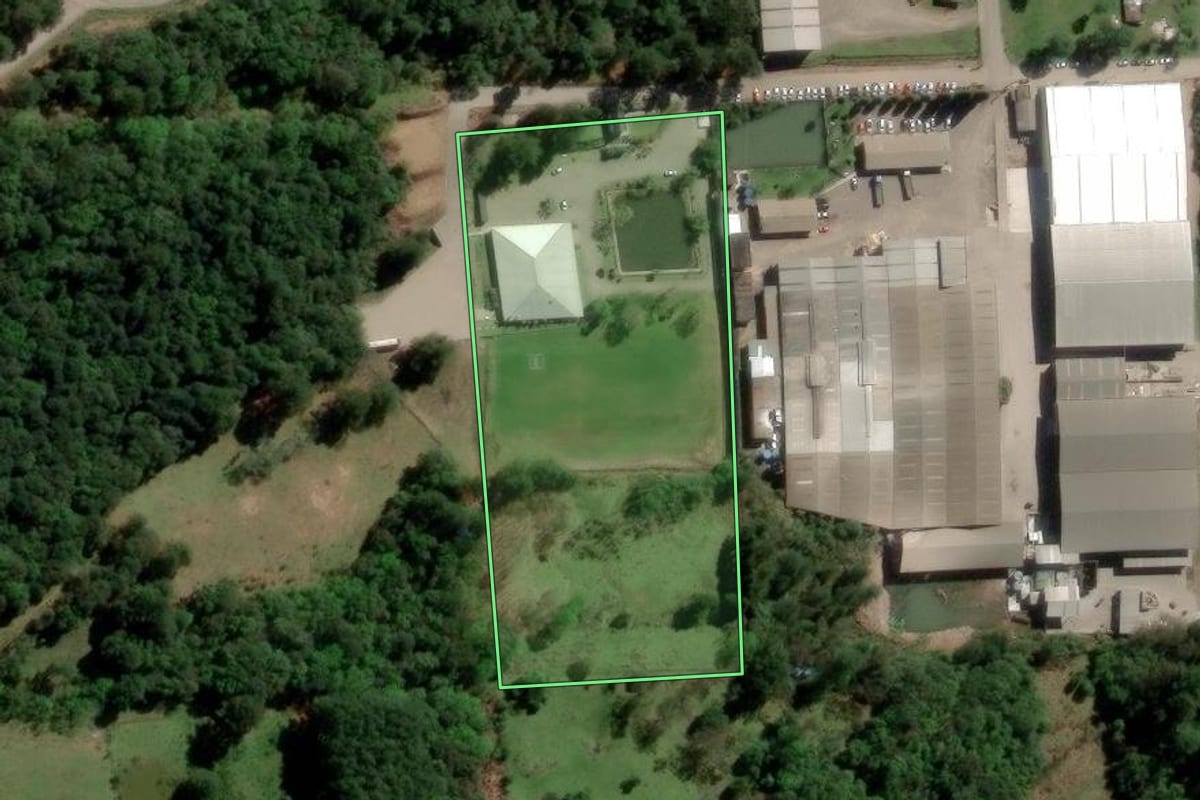 Imagem de satélite do imóvel rural em Flores da Cunha (RS), com o contorno declarado no CAR desenhado por cima.