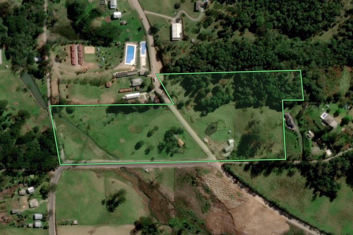 Imagem de satélite do imóvel rural em Flores da Cunha (RS), com o contorno declarado no CAR desenhado por cima.