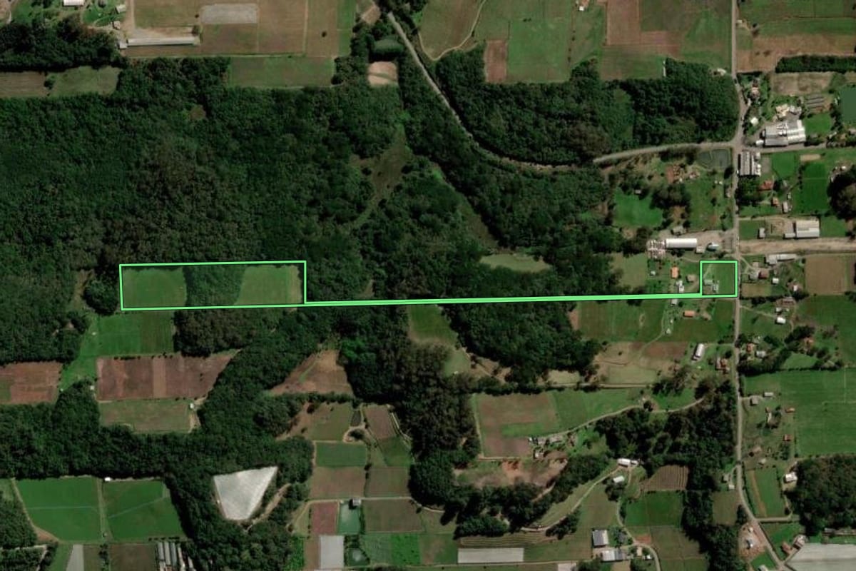 Imagem de satélite do imóvel rural em Flores da Cunha (RS), com o contorno declarado no CAR desenhado por cima.
