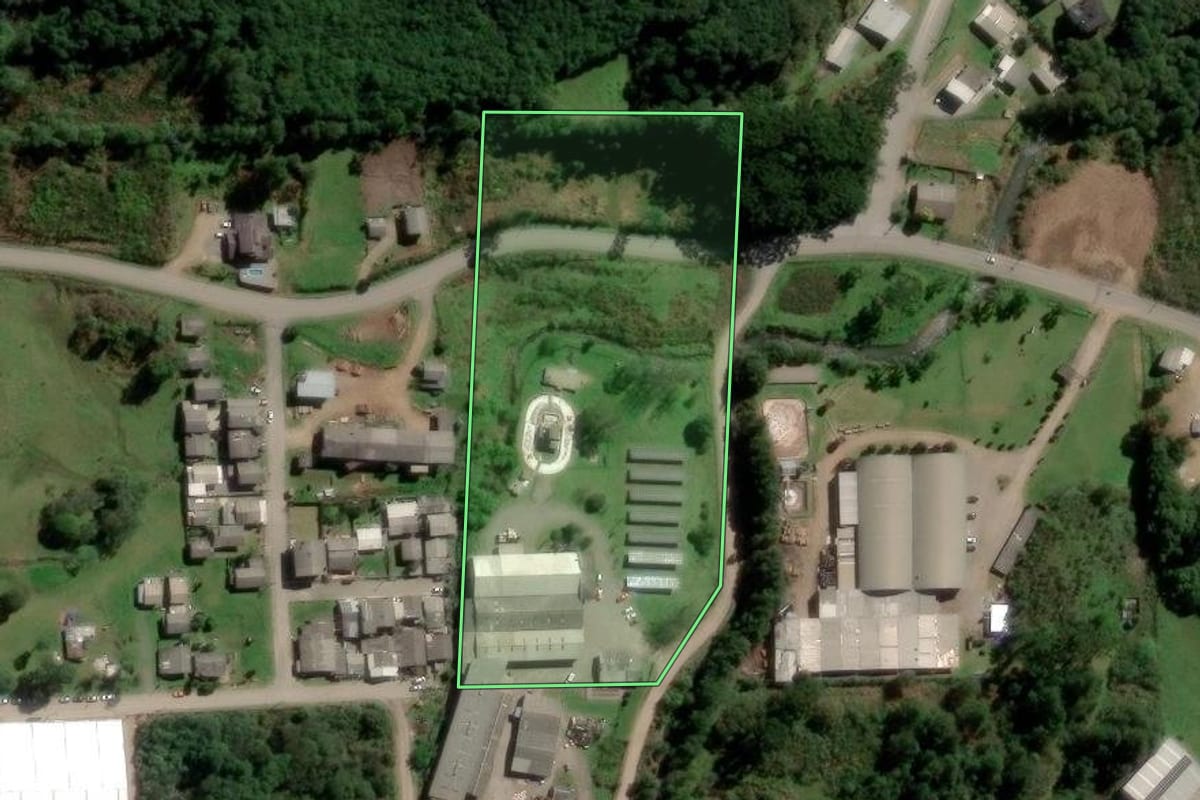 Imagem de satélite do imóvel rural em Flores da Cunha (RS), com o contorno declarado no CAR desenhado por cima.