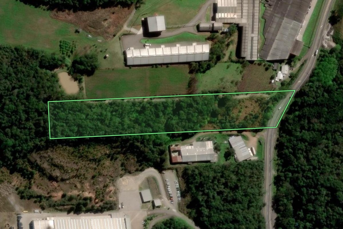 Imagem de satélite do imóvel rural em Flores da Cunha (RS), com o contorno declarado no CAR desenhado por cima.