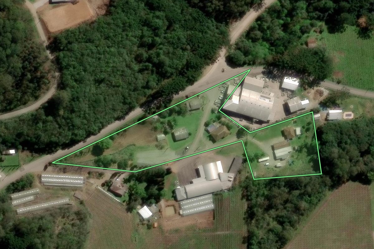 Imagem de satélite do imóvel rural em Flores da Cunha (RS), com o contorno declarado no CAR desenhado por cima.