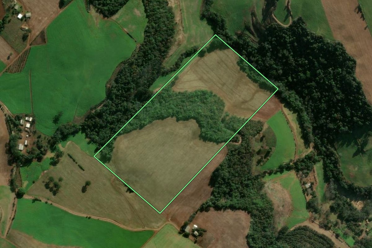 Imagem de satélite do imóvel rural em Floriano Peixoto (RS), com o contorno declarado no CAR desenhado por cima.