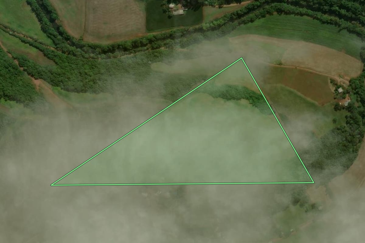 Imagem de satélite do imóvel rural em Floriano Peixoto (RS), com o contorno declarado no CAR desenhado por cima.