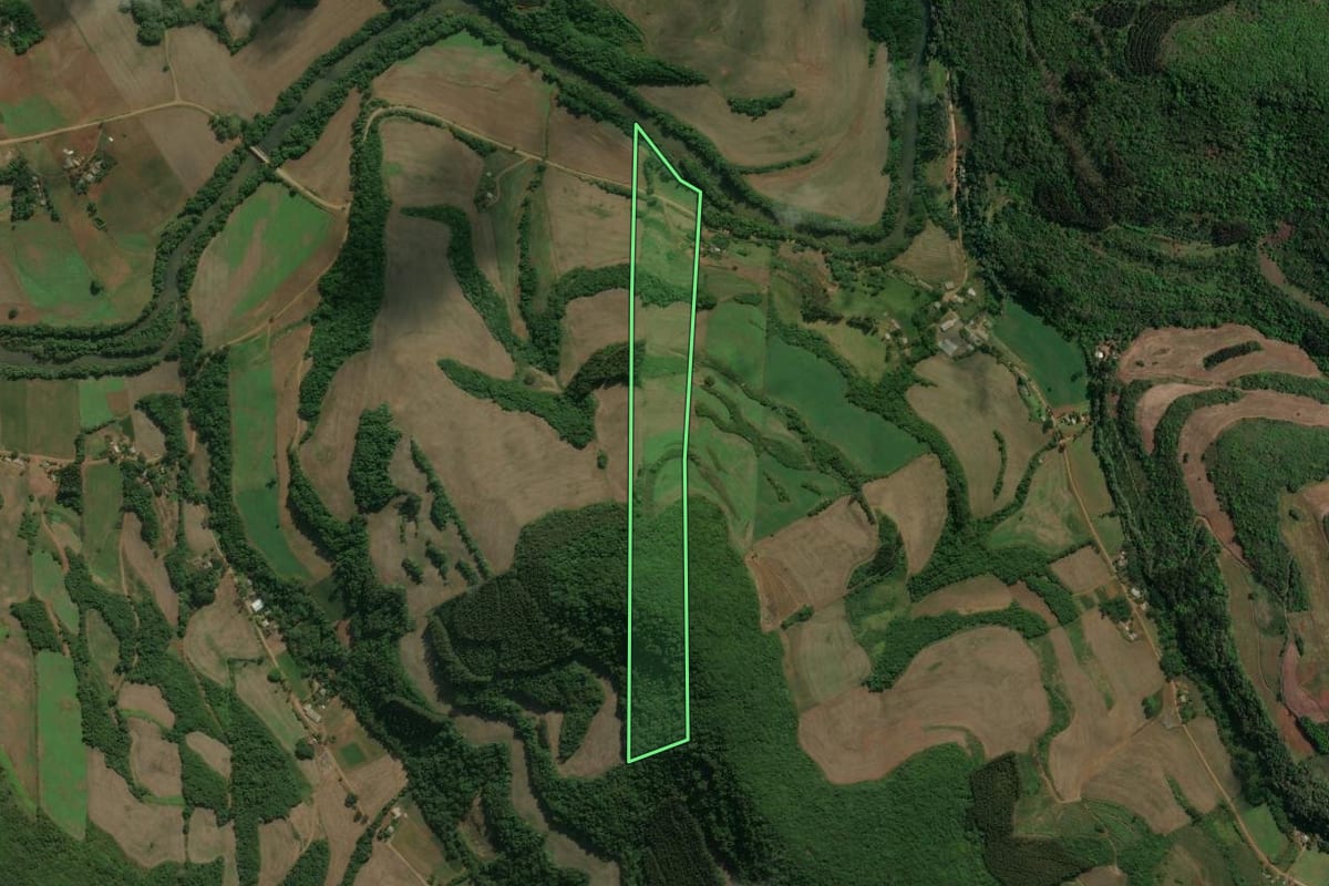 Imagem de satélite do imóvel rural em Floriano Peixoto (RS), com o contorno declarado no CAR desenhado por cima.